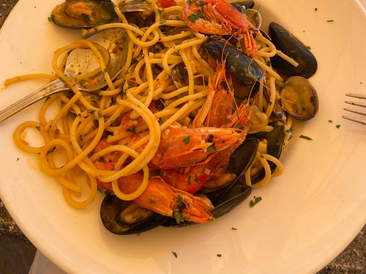 Seafood spaghetti with mussels and prawns