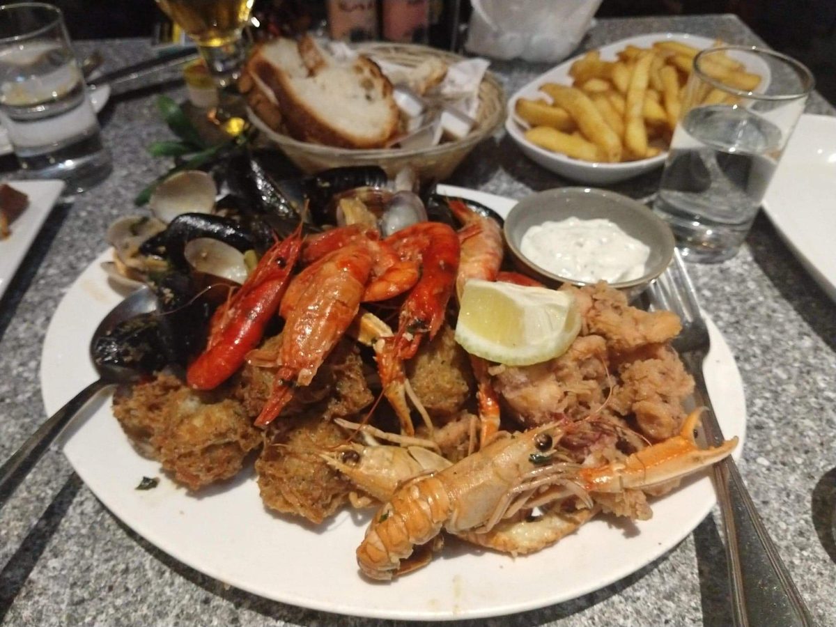 A mixed fried platter with prawns, calamari and chips